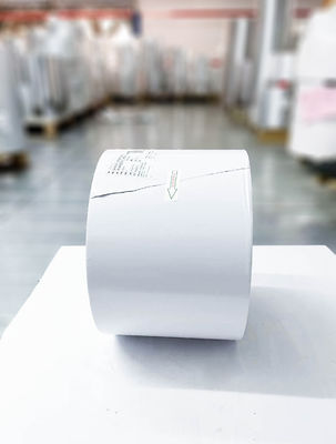 سعر جيد نوع الغراء الزيتي اللاصق الذاتي ورق PVC لفة شفافة PET عادي لزج الانترنت